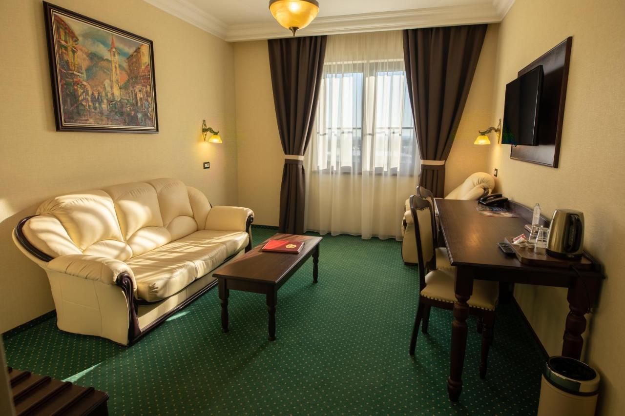 Magus Hotel Baia Mare Exterior foto