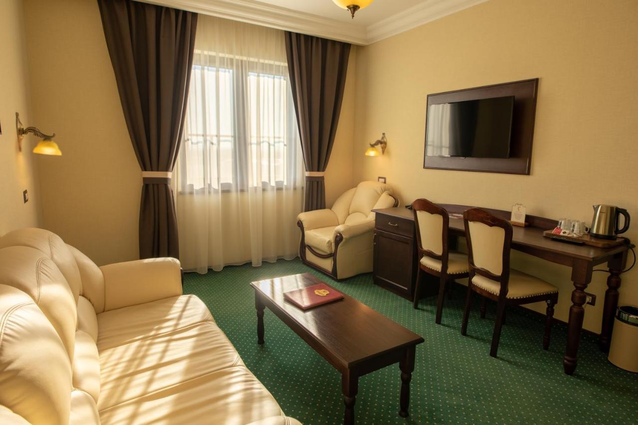 Magus Hotel Baia Mare Exterior foto