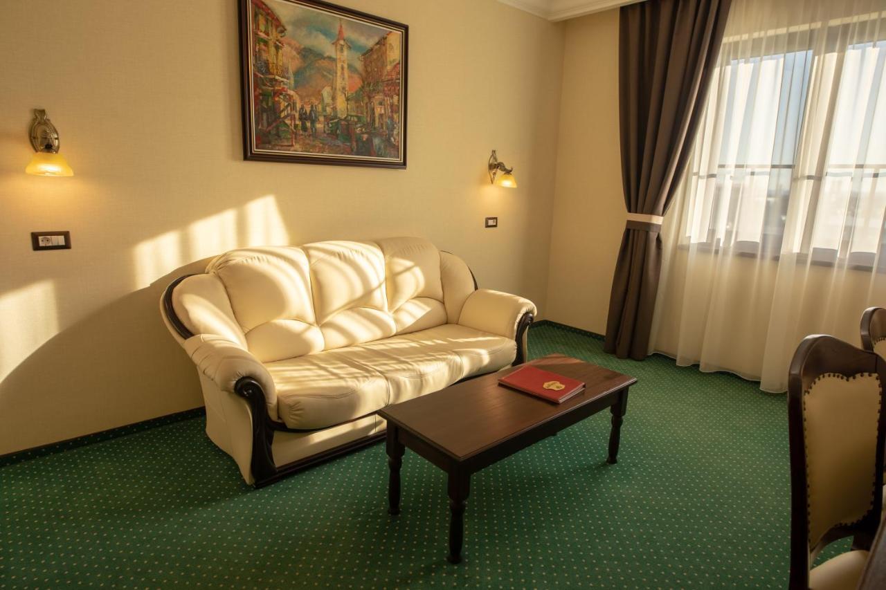 Magus Hotel Baia Mare Exterior foto